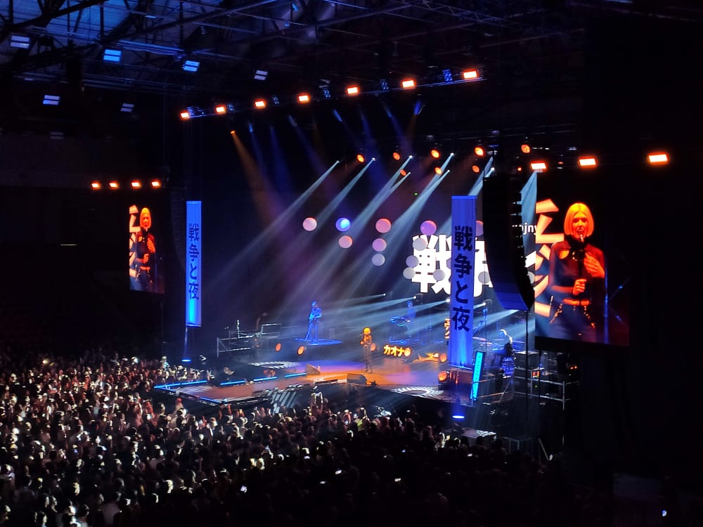 Scena koncertowa z artystami w blasku świateł