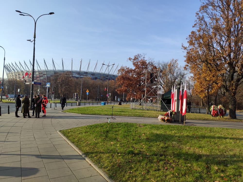 Stadion Narodowy w Warszawie z uroczystością wojskową na pierwszym planie